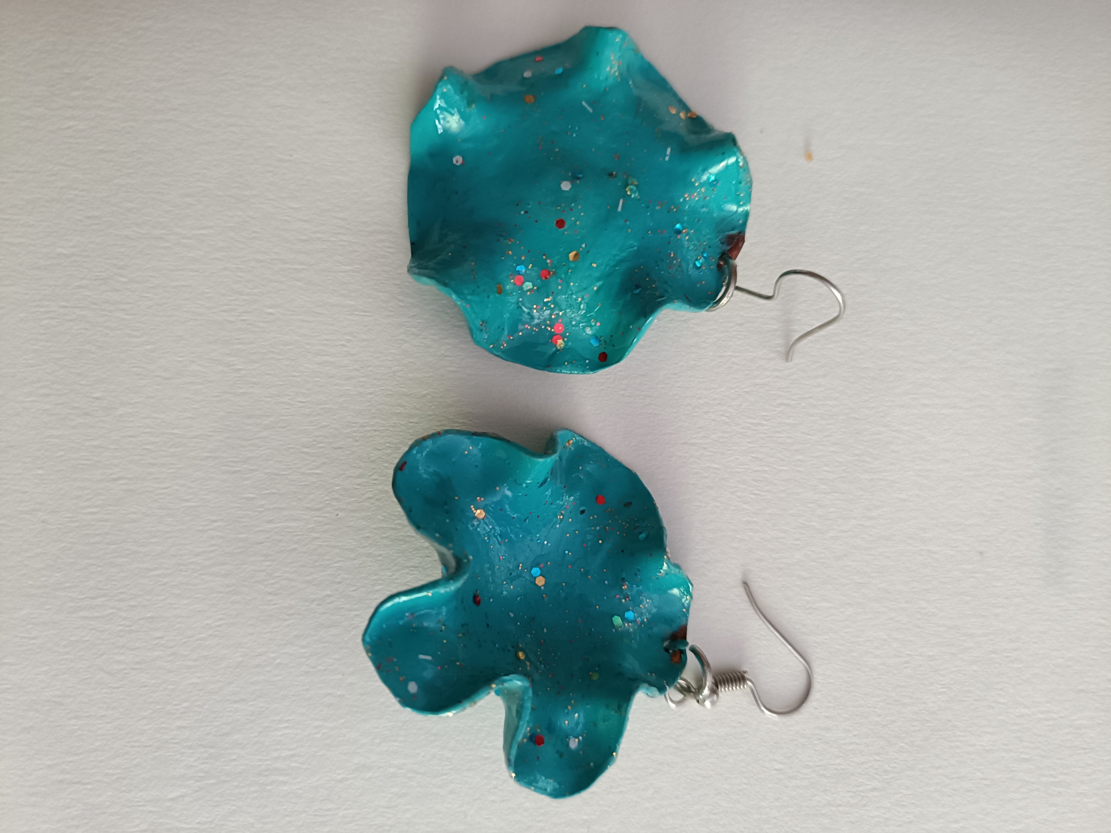 Orecchini di plastica riciclata